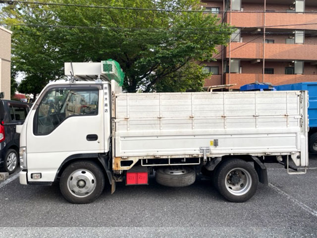 画像:2t平ボディ車