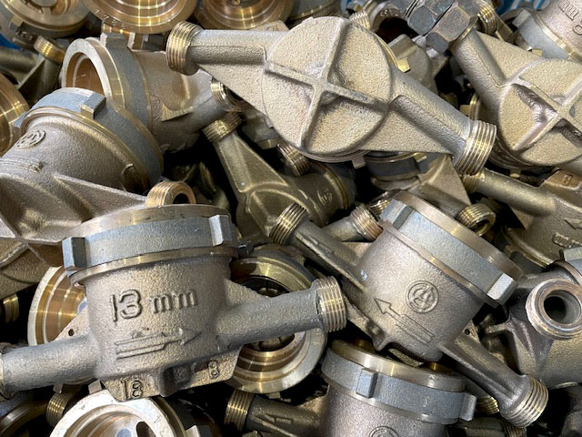 画像:砲金(バルブやナット)